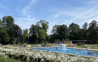 Das Freibad öffnet täglich in den Sommerferien.