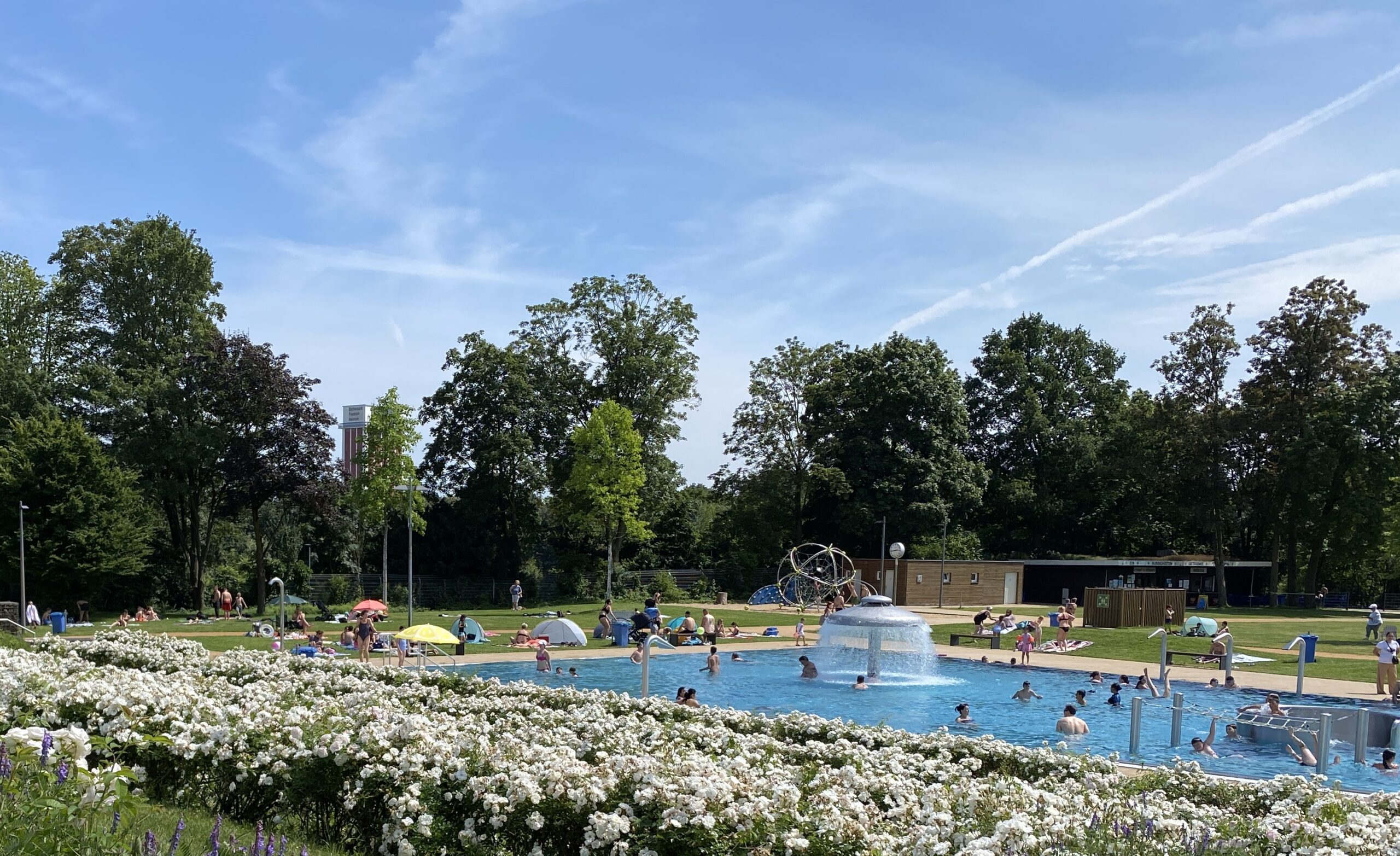 Das Freibad öffnet täglich in den Sommerferien.